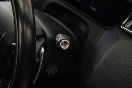 2019-Land-Rover-Range-Rover-Velar-20-D-SE-D240_24