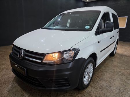 2017-Volkswagen-Caddy-CrewBus-20-TDI_0