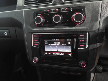 2017-Volkswagen-Caddy-CrewBus-20-TDI_13
