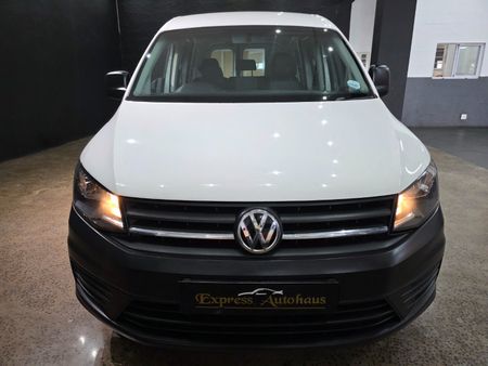 2017-Volkswagen-Caddy-CrewBus-20-TDI_1