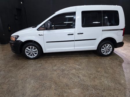 2017-Volkswagen-Caddy-CrewBus-20-TDI_2