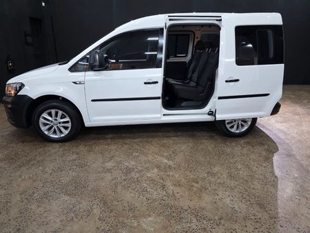 2017-Volkswagen-Caddy-CrewBus-20-TDI_3