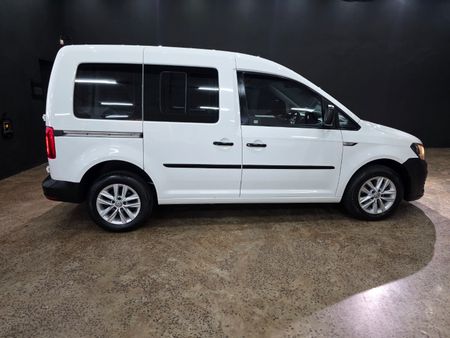 2017-Volkswagen-Caddy-CrewBus-20-TDI_4