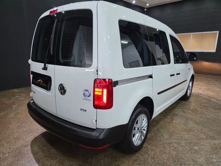 2017-Volkswagen-Caddy-CrewBus-20-TDI_5
