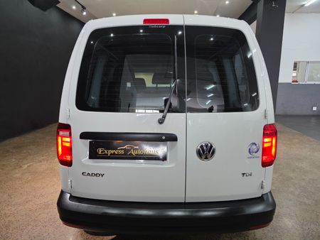 2017-Volkswagen-Caddy-CrewBus-20-TDI_6