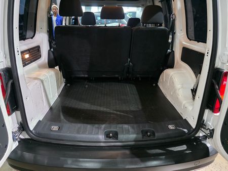 2017-Volkswagen-Caddy-CrewBus-20-TDI_8