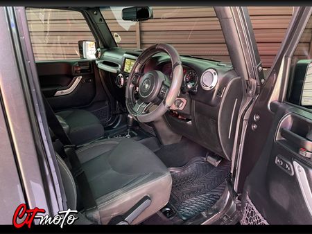 2017-Jeep-Wrangler-Unlimited-Sahara-36-V6-Auto_9