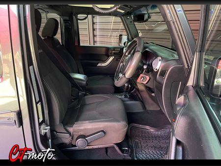 2017-Jeep-Wrangler-Unlimited-Sahara-36-V6-Auto_10