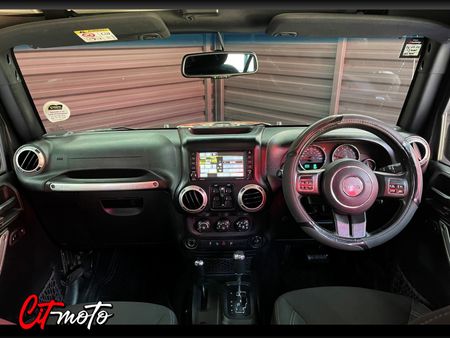 2017-Jeep-Wrangler-Unlimited-Sahara-36-V6-Auto_12