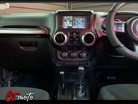2017-Jeep-Wrangler-Unlimited-Sahara-36-V6-Auto_13