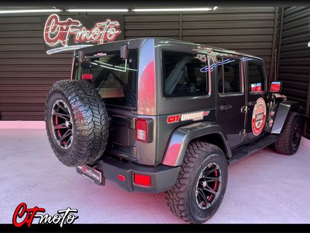 2017-Jeep-Wrangler-Unlimited-Sahara-36-V6-Auto_4
