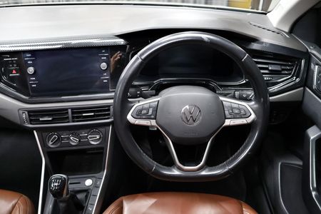 2022-Volkswagen-Polo-10-TSI-Life_8