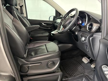 2023-Mercedes-Benz-V-Class-V-220d-Auto_9