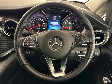 2023-Mercedes-Benz-V-Class-V-220d-Auto_12
