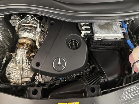 2023-Mercedes-Benz-V-Class-V-220d-Auto_13