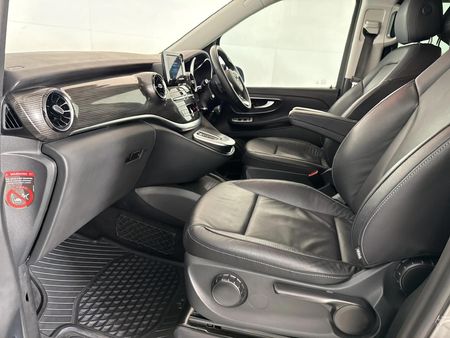 2023-Mercedes-Benz-V-Class-V-220d-Auto_8