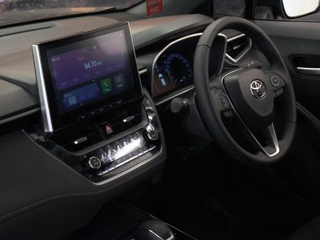 2026-Toyota-Corolla-Cross-18-XR-Hybrid_16