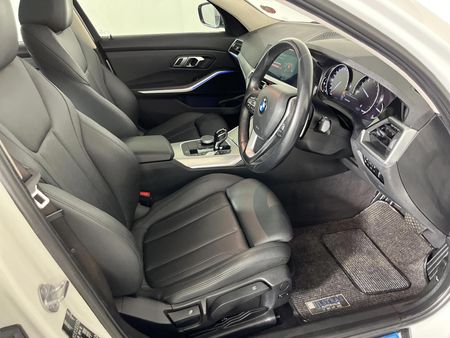 2019-BMW-3-Series-330i_9