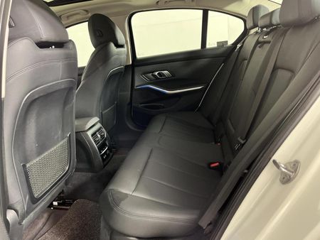 2019-BMW-3-Series-330i_3