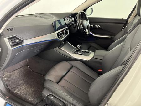 2019-BMW-3-Series-330i_8