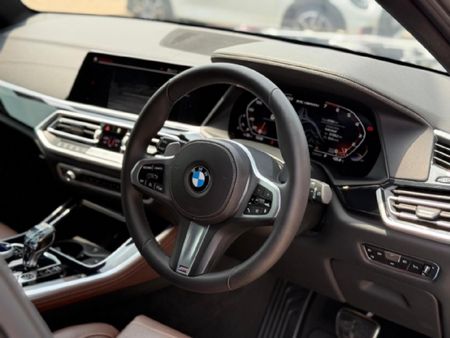 2022-BMW-X5-M50i_11