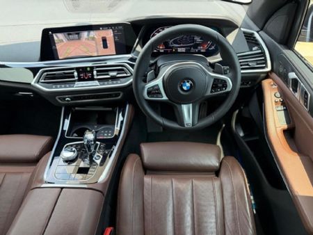 2022-BMW-X5-M50i_12