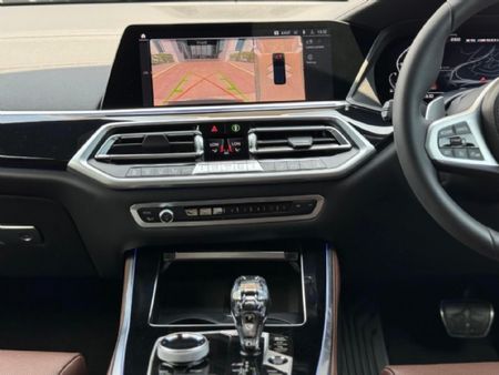 2022-BMW-X5-M50i_13