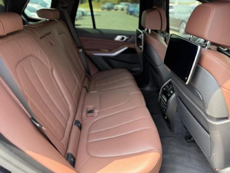 2022-BMW-X5-M50i_19