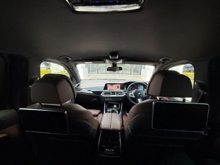 2022-BMW-X5-M50i_22