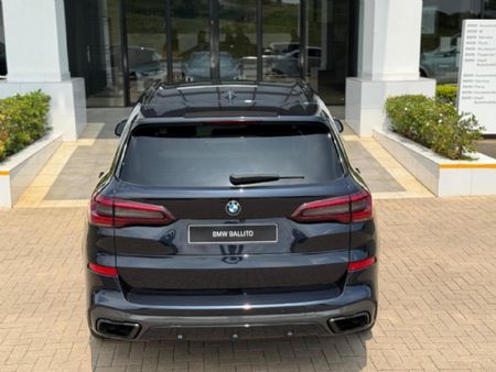 2022-BMW-X5-M50i_8