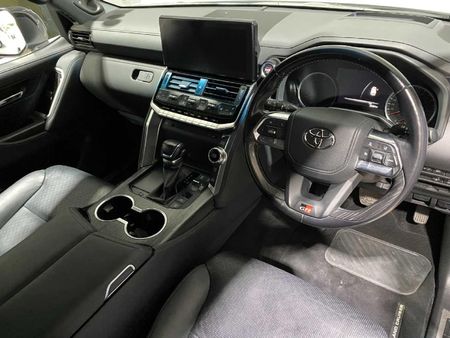 2022-Toyota-Land-Cruiser-300-V6-33-D-GR-S_9