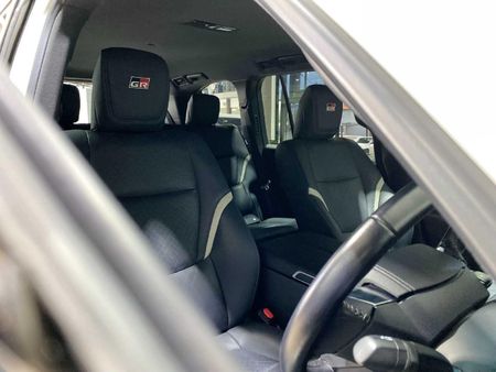 2022-Toyota-Land-Cruiser-300-V6-33-D-GR-S_10