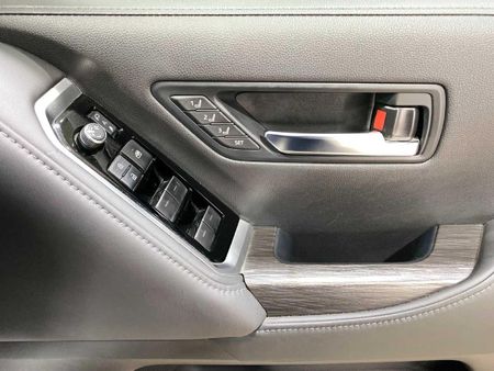 2022-Toyota-Land-Cruiser-300-V6-33-D-GR-S_12