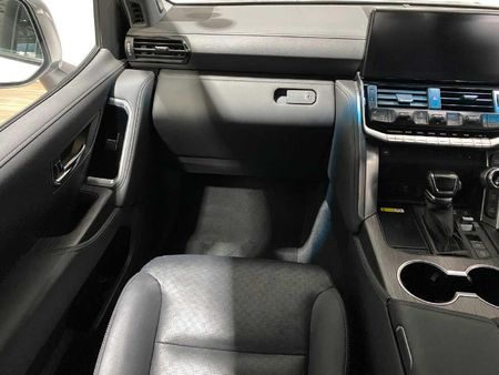 2022-Toyota-Land-Cruiser-300-V6-33-D-GR-S_13