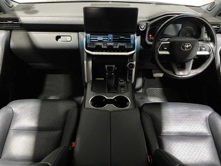 2022-Toyota-Land-Cruiser-300-V6-33-D-GR-S_14