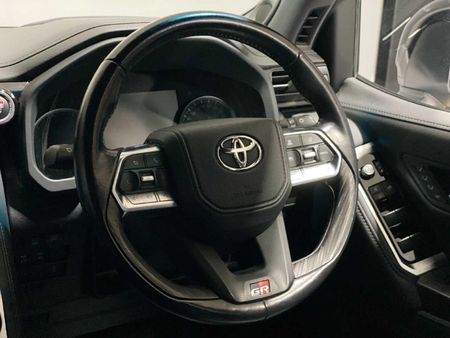 2022-Toyota-Land-Cruiser-300-V6-33-D-GR-S_15