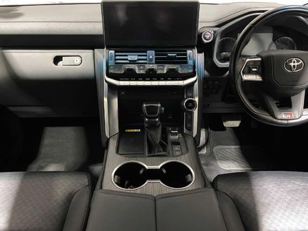 2022-Toyota-Land-Cruiser-300-V6-33-D-GR-S_16
