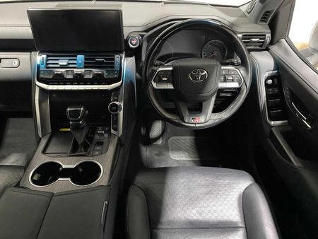 2022-Toyota-Land-Cruiser-300-V6-33-D-GR-S_17