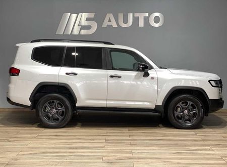 2022-Toyota-Land-Cruiser-300-V6-33-D-GR-S_3