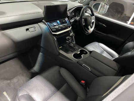 2022-Toyota-Land-Cruiser-300-V6-33-D-GR-S_6