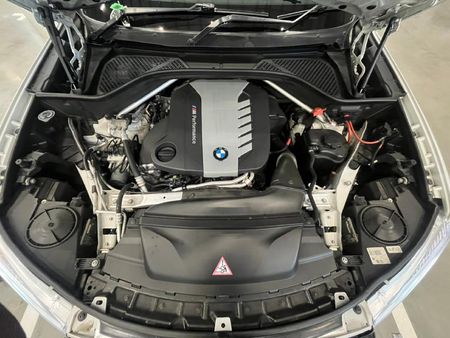2015-BMW-X5-M50d_12