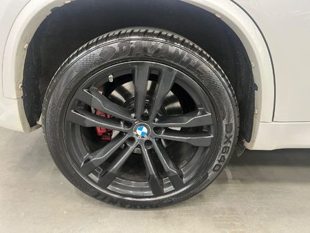 2015-BMW-X5-M50d_8
