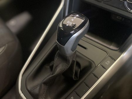 2025-Volkswagen-Polo-10-TSI-Life-Auto-DSG_12