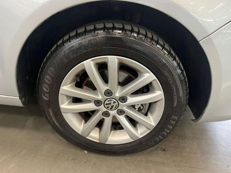 2011-Volkswagen-Polo-Vivo-16-5-dr_9