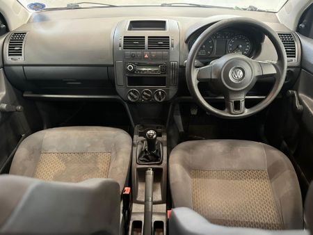 2011-Volkswagen-Polo-Vivo-16-5-dr_11