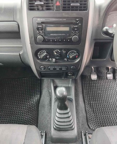 2008-Suzuki-Jimny-13_10