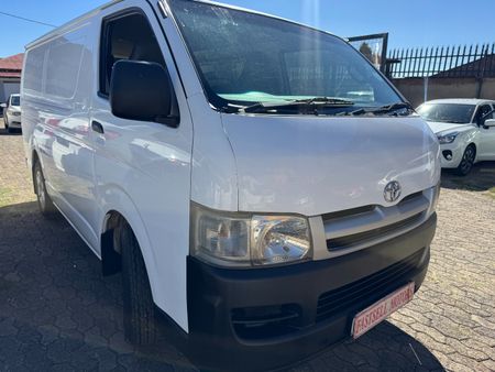 2011-Toyota-Quantum-27-Panel-Van_6
