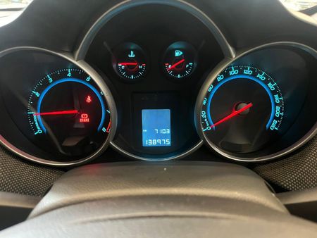 2013-Chevrolet-Cruze-16-LS-Hatch_10