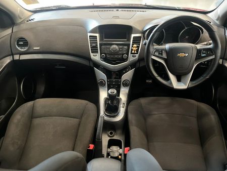 2013-Chevrolet-Cruze-16-LS-Hatch_11