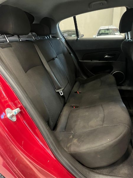 2013-Chevrolet-Cruze-16-LS-Hatch_12